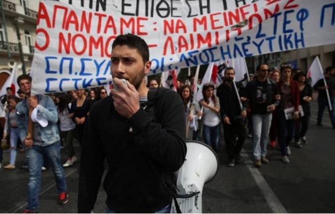 Miles de griegos piden en la calle que se retire la reforma de pensiones