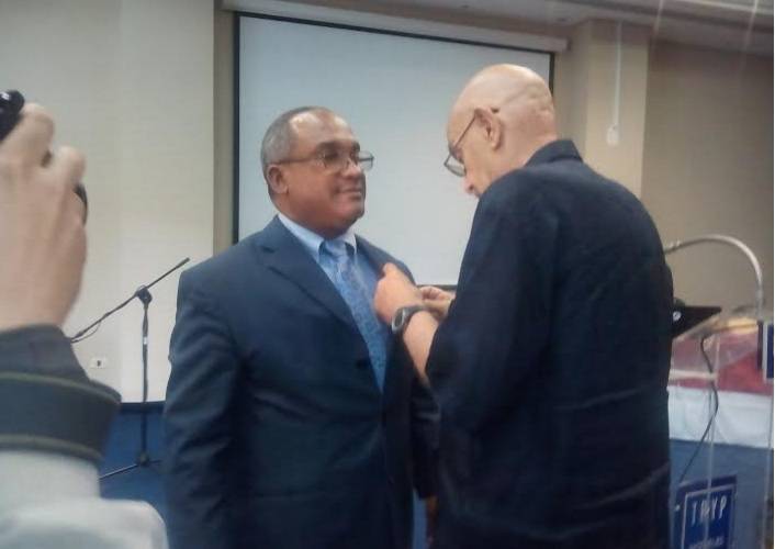 Unión de Periodistas de Cuba entrega la Orden Félix Elmuza al presidente del CDP