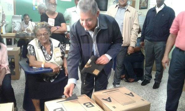 Alcalde Roberto Salcedo ejerce su derecho al voto