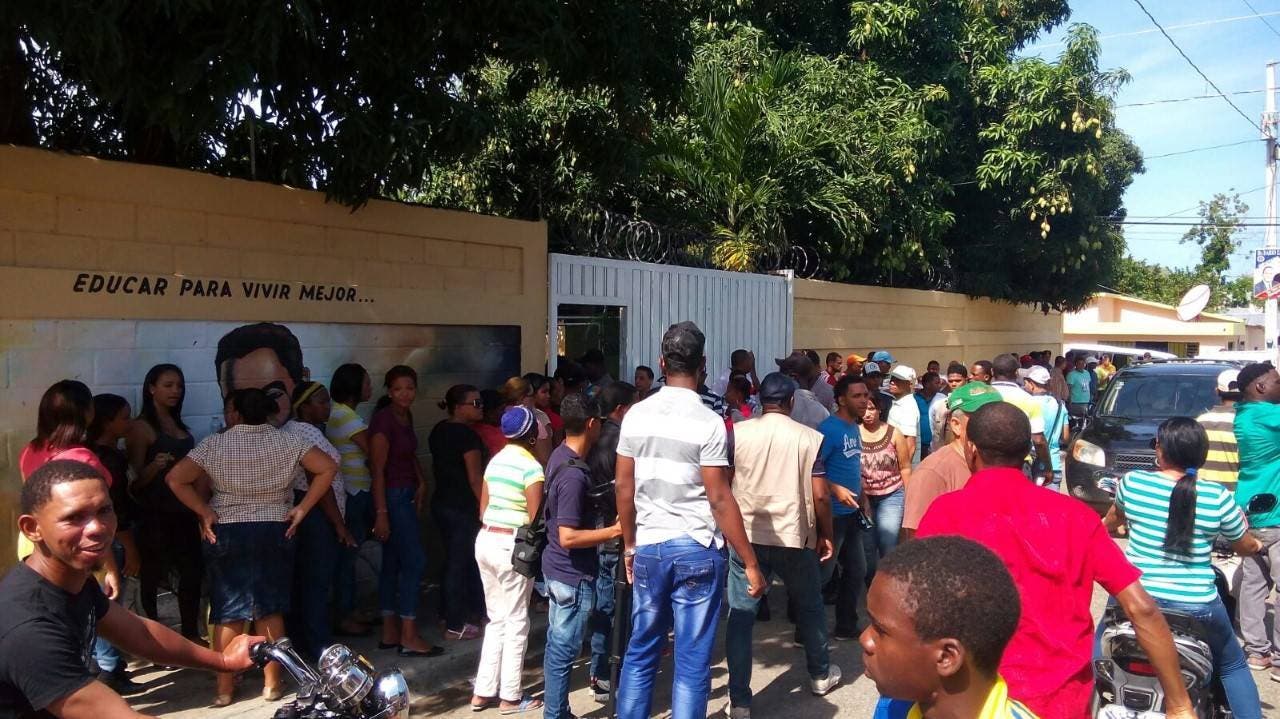 En Dajabón inician votación con linternas porque hubo un apagón