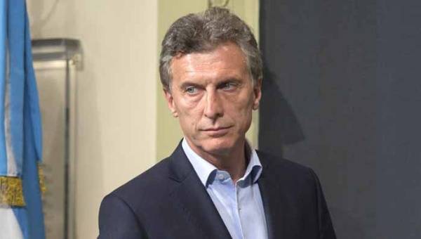 Macri destituye a ministro Hacienda y Finanzas cartera que se dividirá en dos