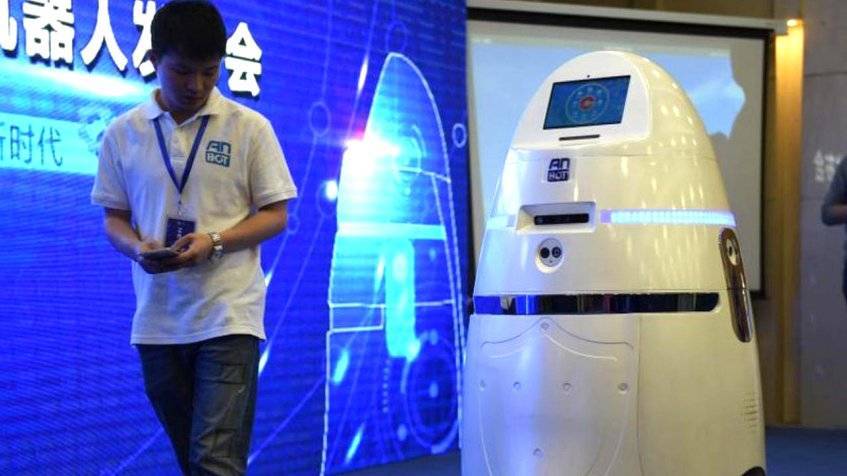 China crea un robot-policía que podría patrullar en bancos y escuelas