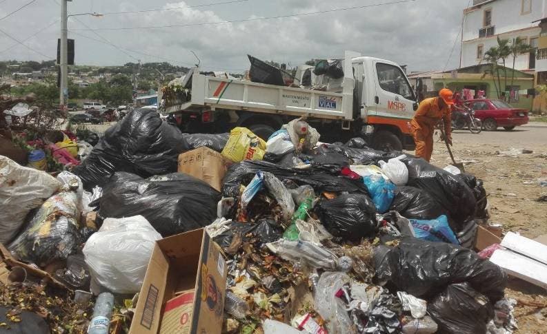 Obras Públicas dice permanecerá en Santiago hasta que se normalice recogida de basura