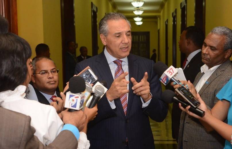 Peralta asegura no habrá pacto fiscal; descarta aspiraciones políticas de Medina