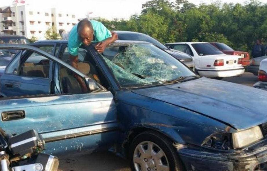 Causa asombro motorista quedó encima de carro tras accidente