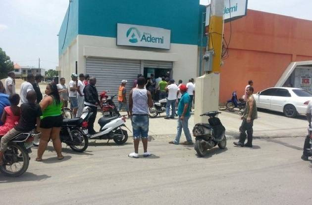 Asaltan sucursal del Banco Ademi en La Vega y hieren a tiros vigilante