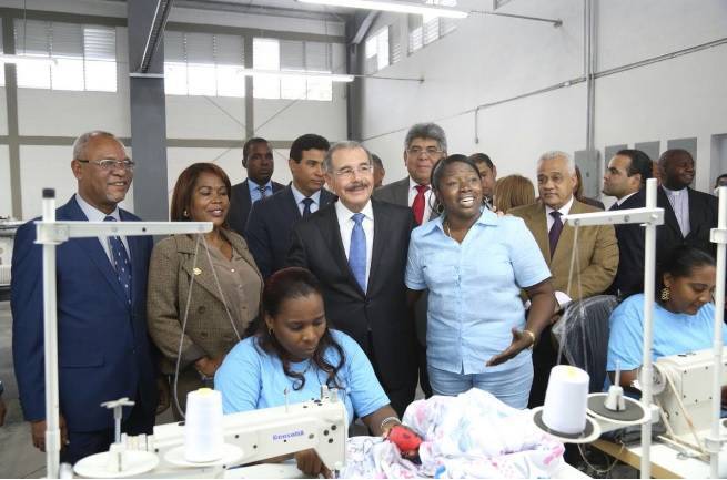 Presidente entrega industria textilera creará 400 empleos en SPM