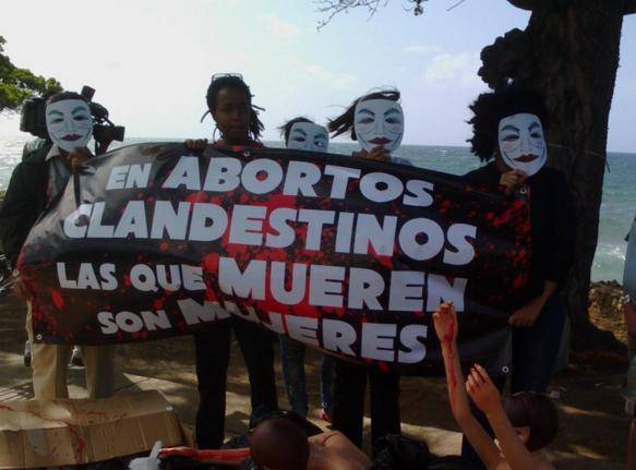 Con muñecas llenas de sangre, feministas piden OEA incluya tema aborto en asamblea
