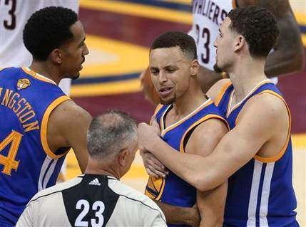 Kerr y Curry multados 25.000 dólares por la NBA