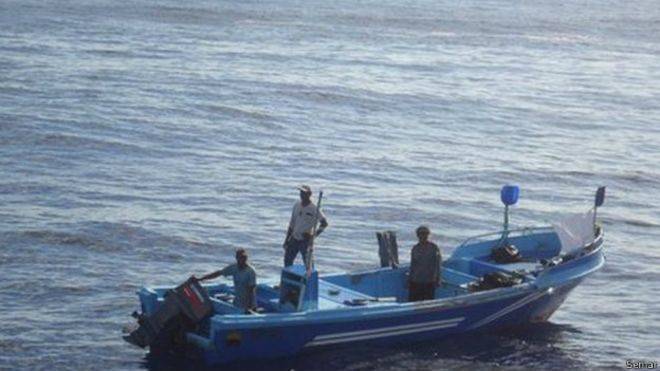 Rescatan grupo de pescadores cuyo barco se averió en alta mar
