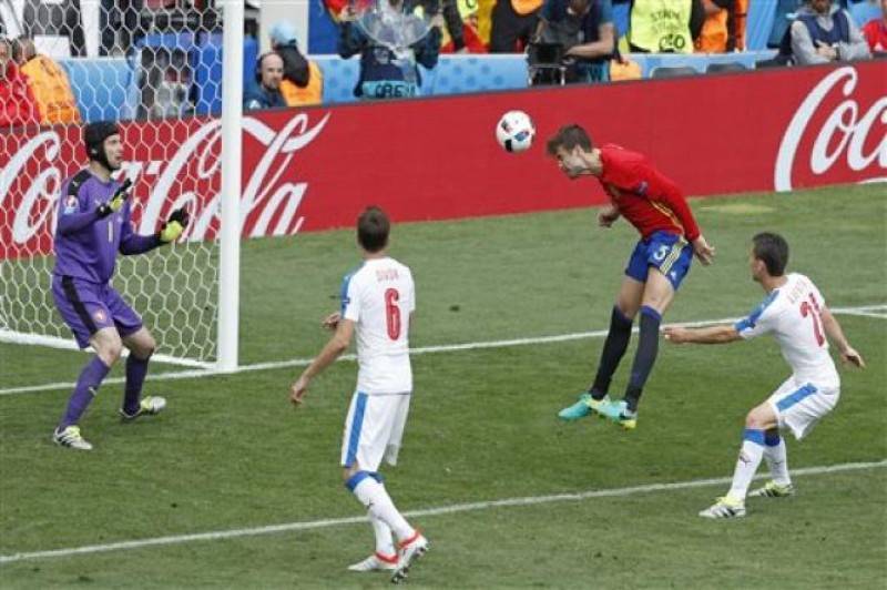 La cabeza de Piqué salva a España en su debut en la Euro