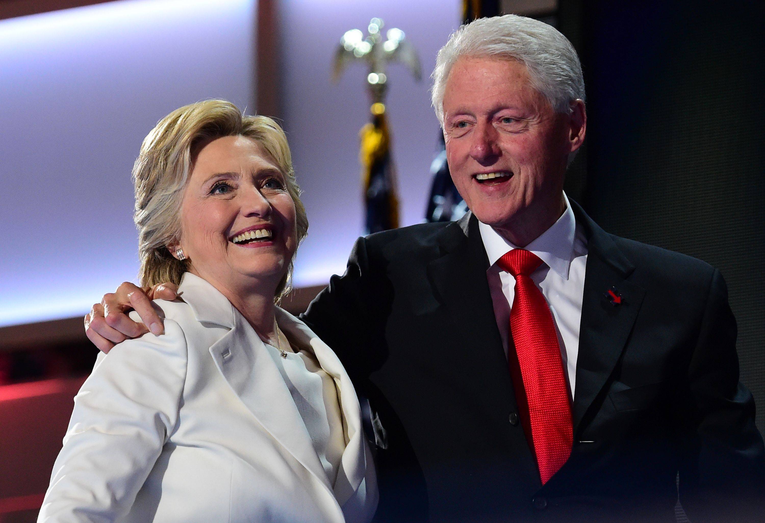 Bill Clinton asume rol como esposo de la candidata