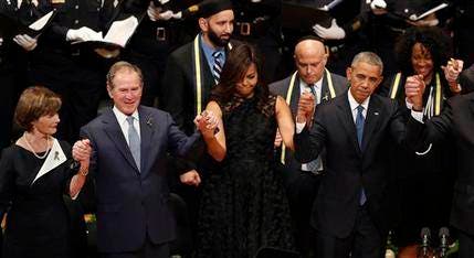 Video: la inapropiada conducta de ex presidente Bush en ceremonia en Dallas