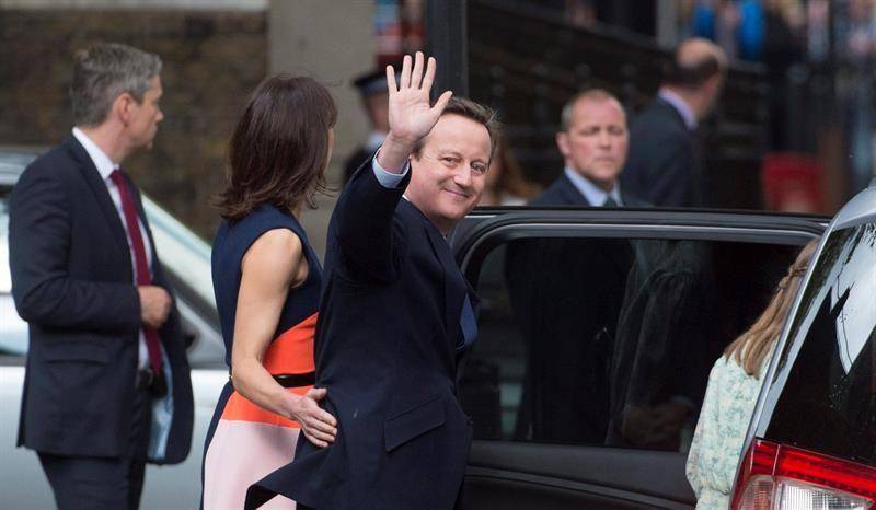David Cameron dimite ante Isabel II como primer ministro británico