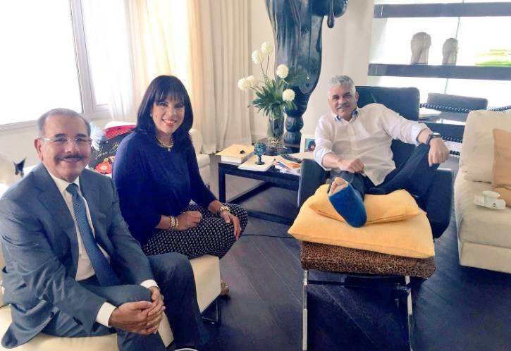 Danilo Medina visita a Miguel Vargas en su residencia