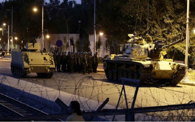 El primer ministro de Turquía confirma un aparente intento de golpe militar
