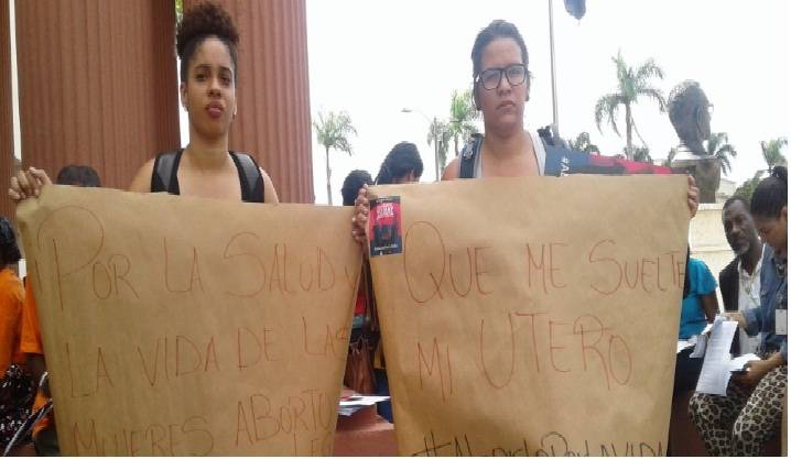 Feministas protestan en alrededores del Palacio Nacional contra penalización del aborto