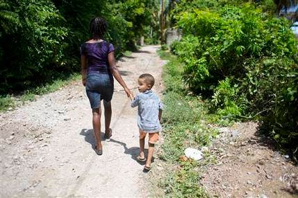 Mujeres de  Haití buscan apoyo para  hijos de  cascos azules