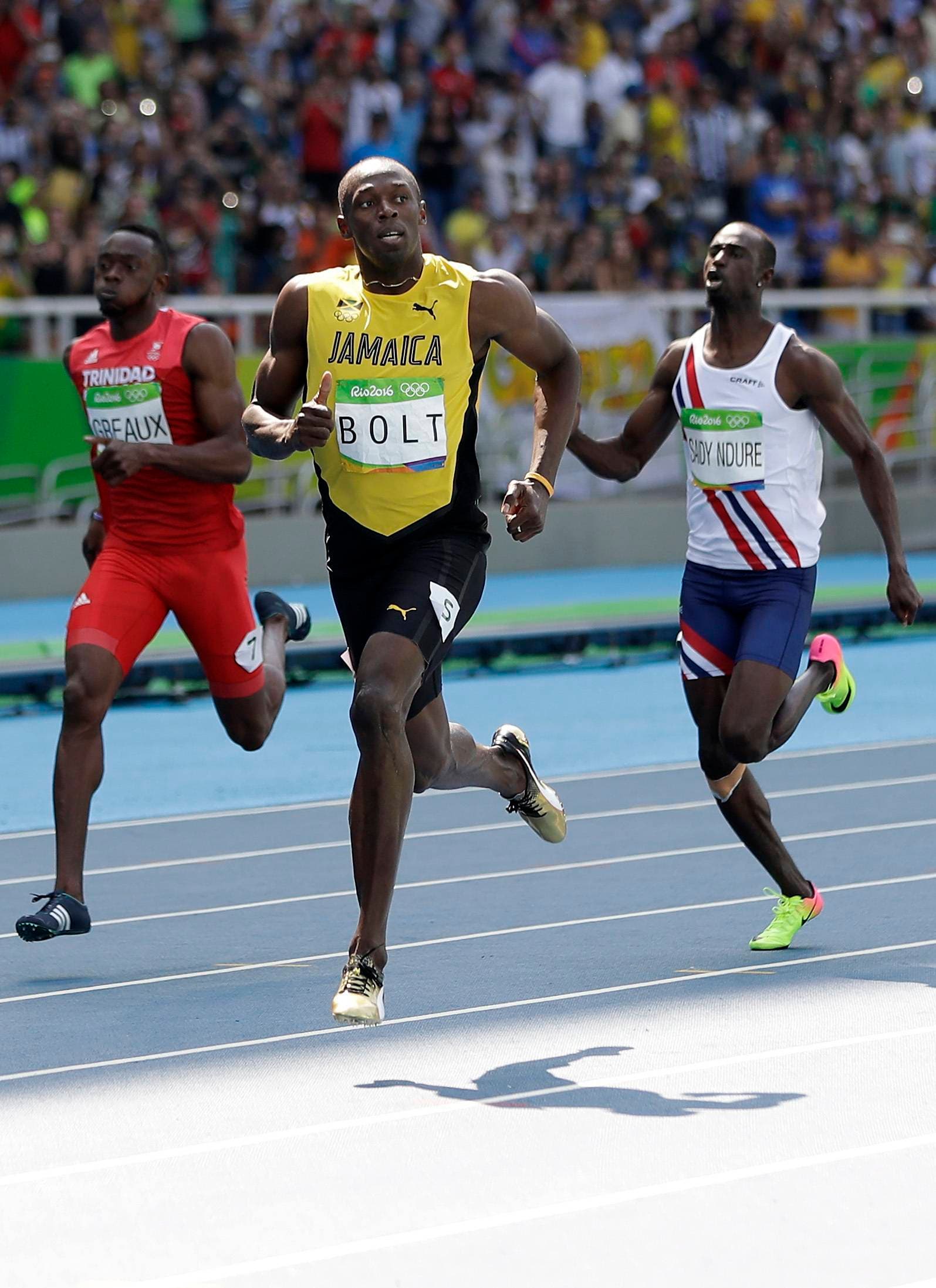 Bolt avanza sin problemas en los 200