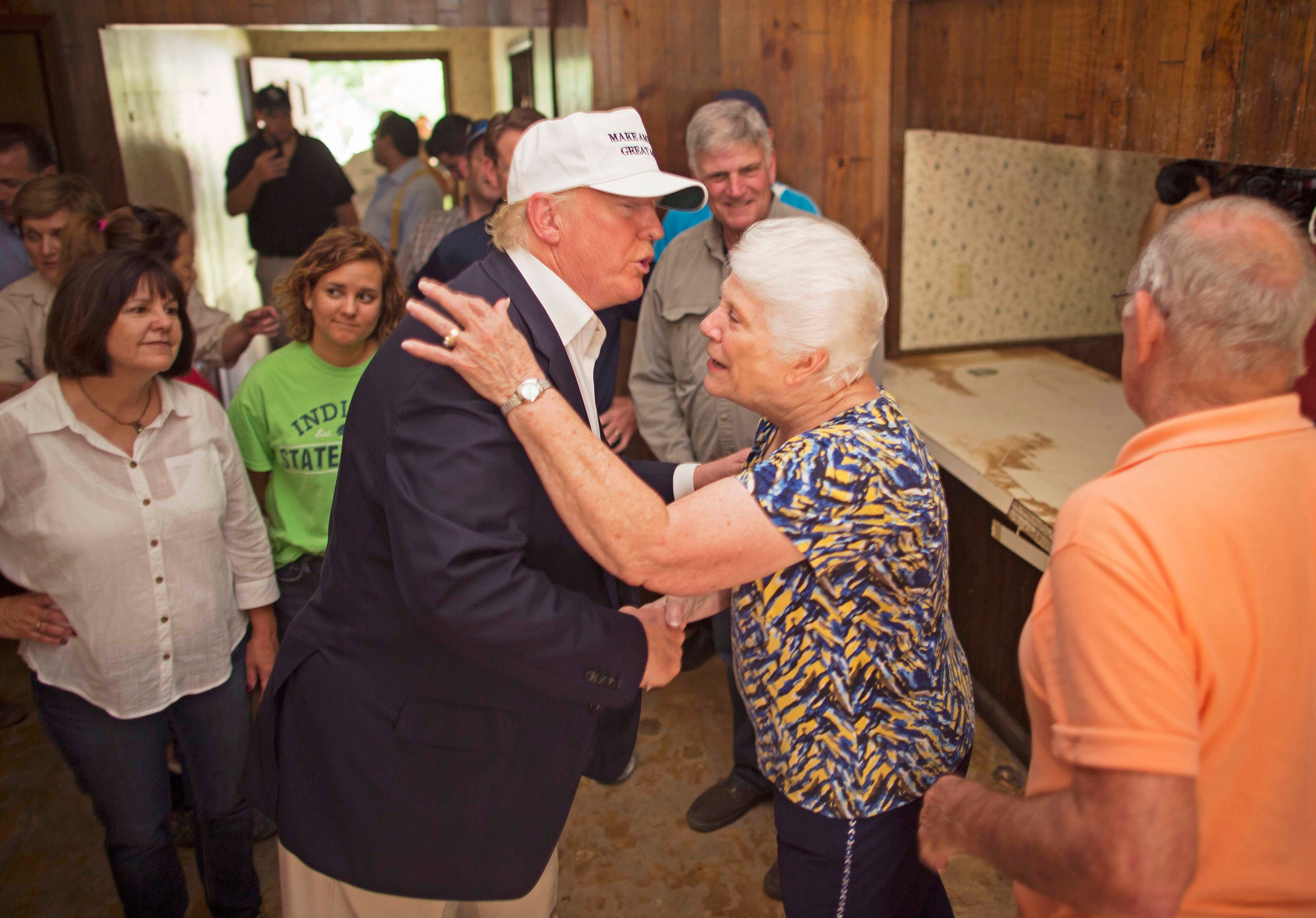 Trump recorre inundaciones de Luisiana y critica a Obama por jugar al golf