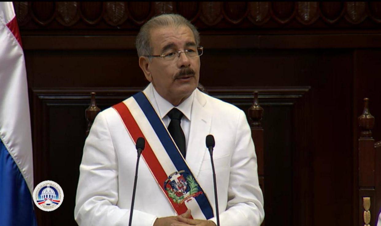 Danilo Medina promete servir a la patria en los próximos cuatro años