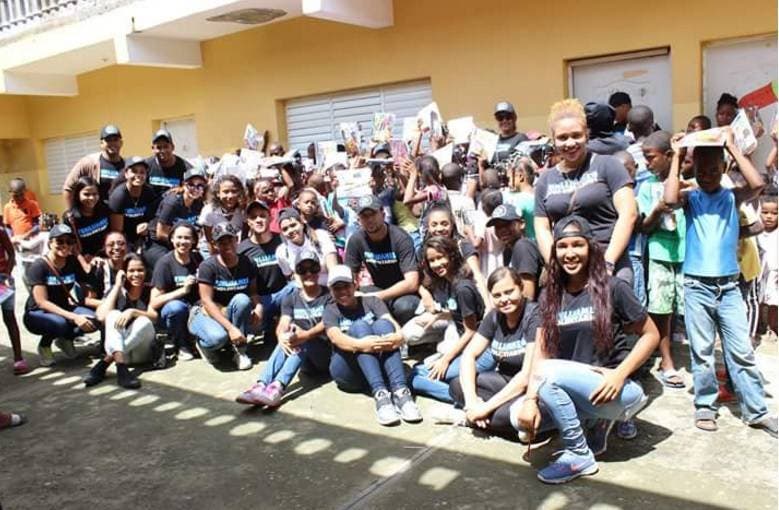 Fundación Líderes Juveniles distribuye útiles escolares en La Victoria