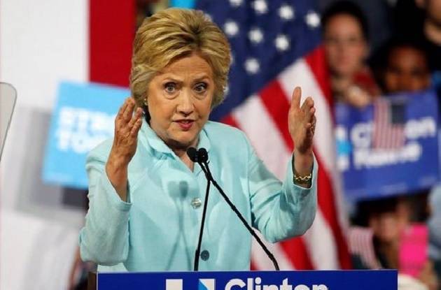 Clinton vuelve a campaña con ataques a Trump y promete “no abandonar»