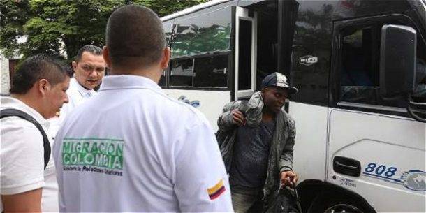 La Policía colombiana detiene a 25 haitianos ilegales en puerto del Pacífico