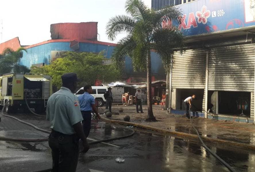 Se incendia establecimiento comercial de la Duarte; no se reportan heridos