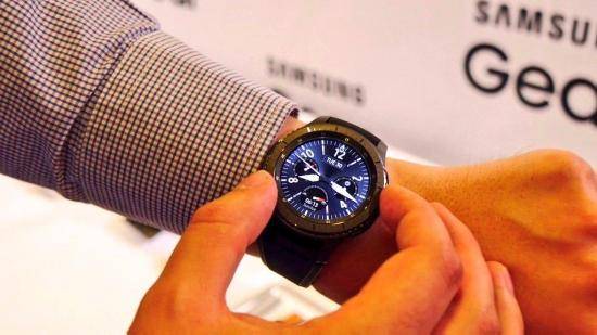 Samsung lanza su nuevo reloj inteligente, el Gear S3, circular y en acero