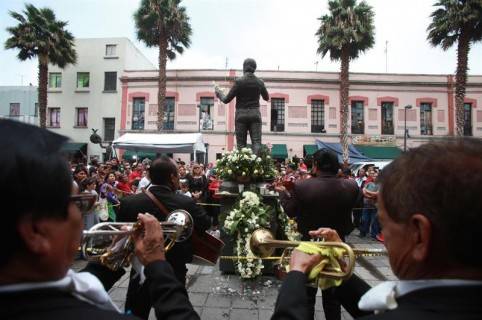 Ciudades mexicanas hacen fila para rendir homenaje a Juan Gabriel
