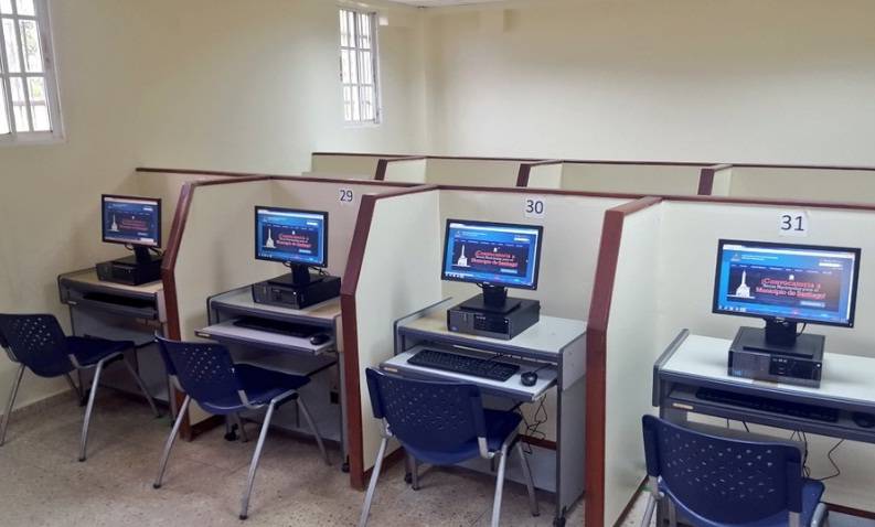 MESCYT entrega 60 computadoras a la UASD  para relanzamiento de sala digital