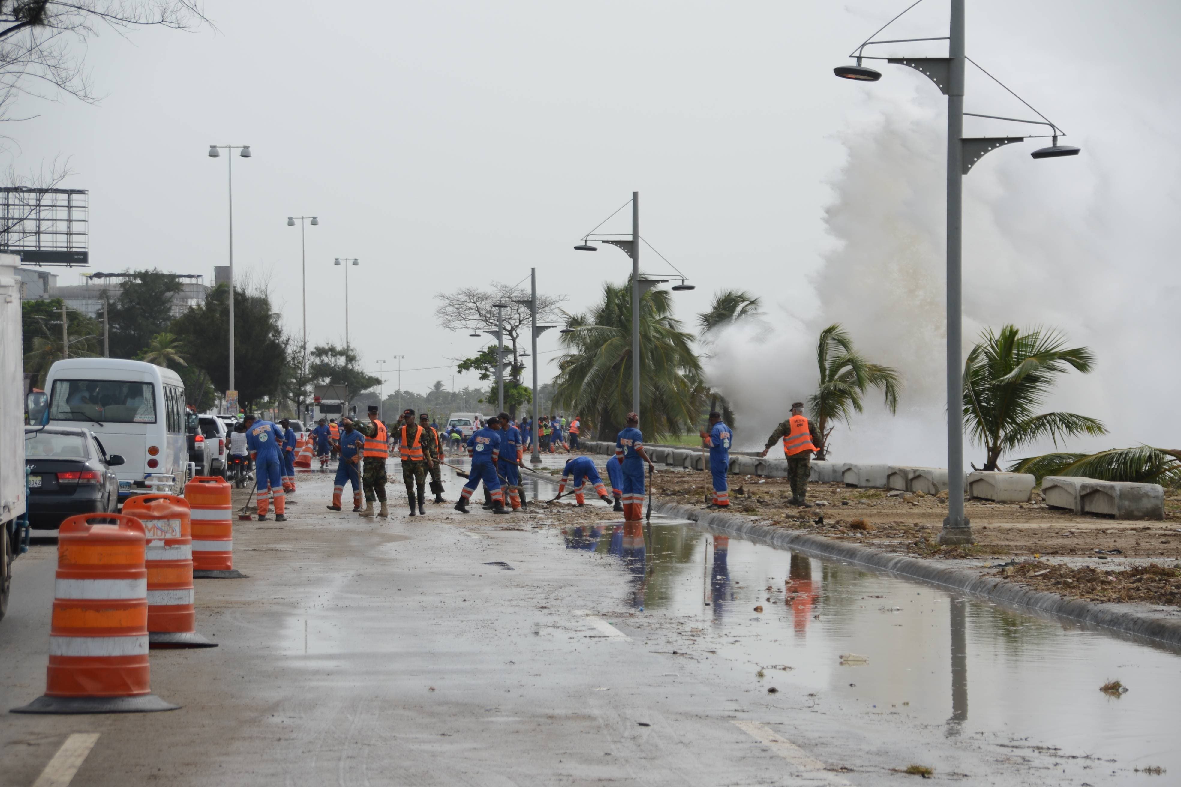 ¡Cuidado! Evite transitar por la Autopista 30 de Mayo (El Malecón); el mar está arrojando escombros