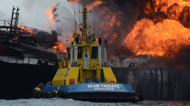 Buque petrolero arde frente a costa de México