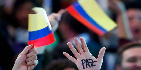 Colombianos partidarios del «Sí» en París pasan las penas cantando