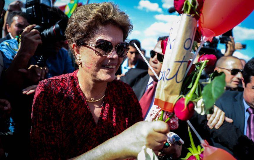 Rousseff abandona Brasilia y viaja hacia Porto Alegre tras su destitución