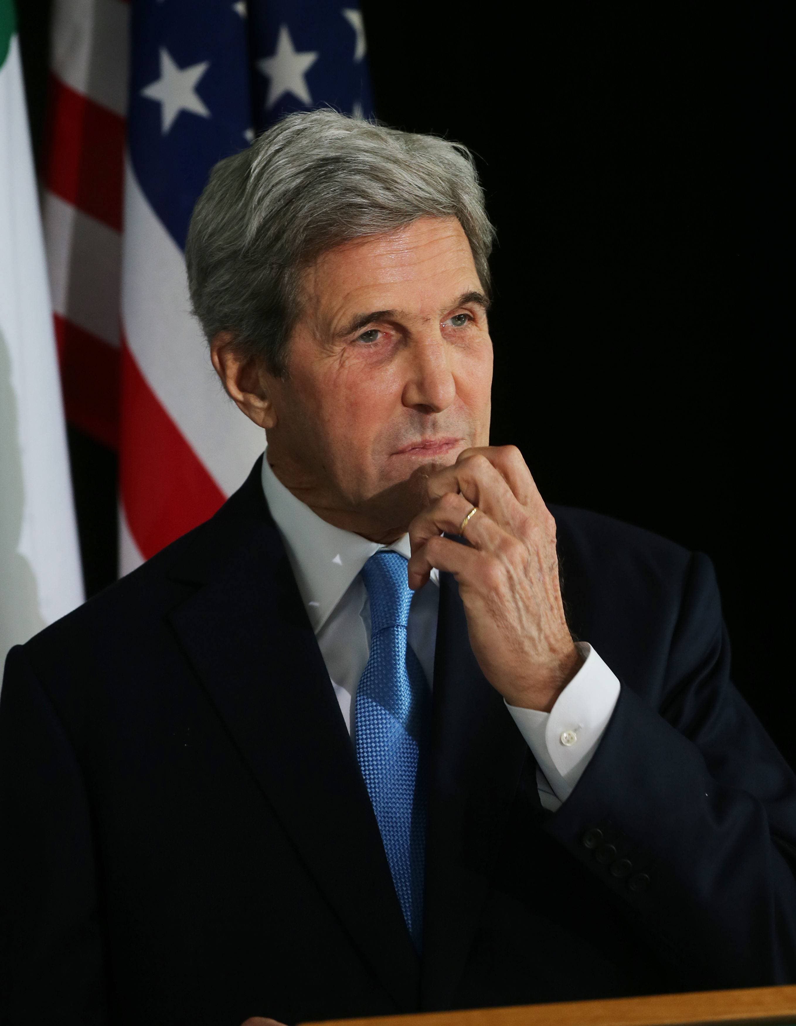 John Kerry niega haber cooperado con FBI en pesquisa sobre correos de Clinton