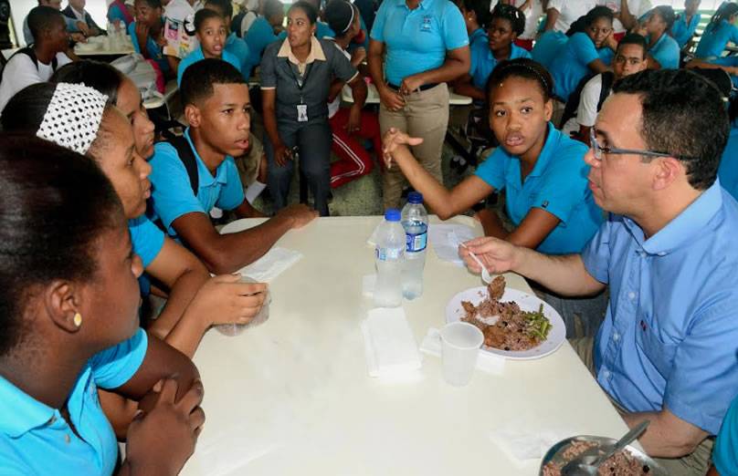Navarro supervisa escuelas de comunidades vulnerables de San Cristóbal