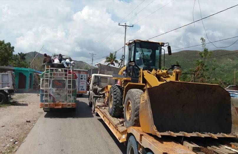 Llegan a Haití primeros equipos de RD para iniciar reconstrucción y limpieza de vías