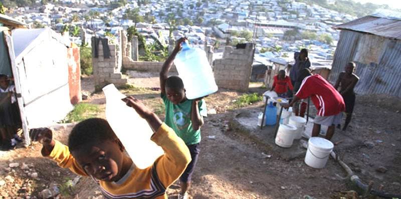 Un mes después del huracán, escasea el agua potable en Haití