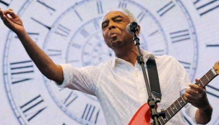 Fanáticos de Gilberto Gil interpretan sus canciones en el hospital
