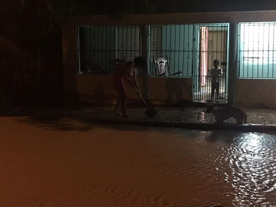Lluvias provocan inundaciones en Villa Jaragua