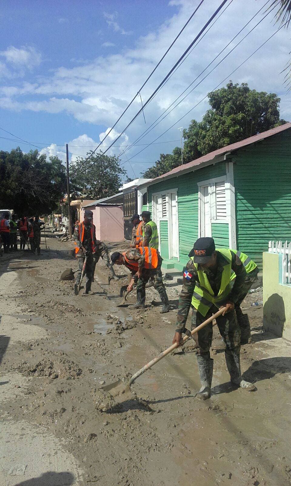 MOPC realiza operativo de limpieza en Vicente Noble