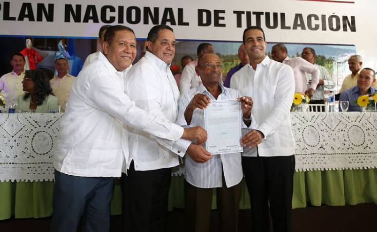 Gobierno entrega 166 títulos definitivos a productores de Higüey