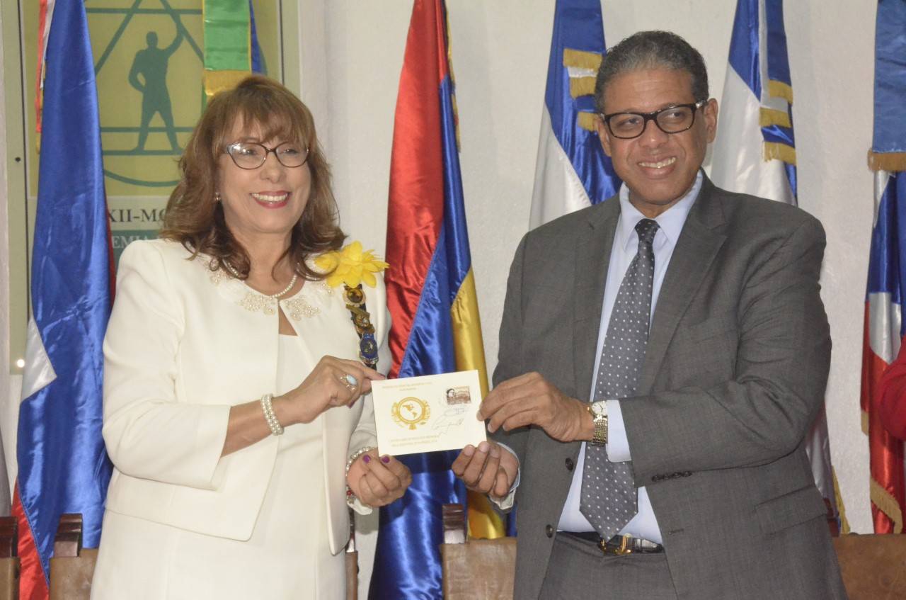 INPOSDOM pone a circular emisión postal conmemorativa a “Mesa Redonda Panamericana»