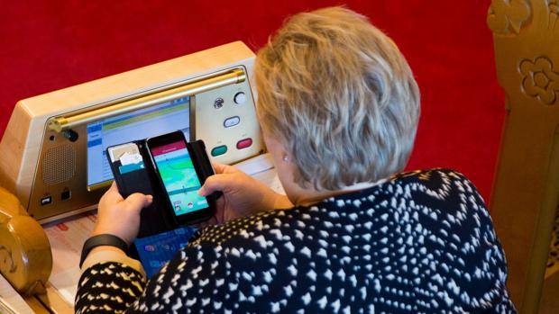 Atrapan a la primera ministra de Noruega jugando Pokemon Go en el Congreso o Parlamento