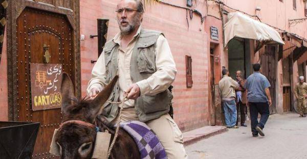 Video: Nicholas Cage se pasea en burro por Marrakech en busca de Bin Laden
