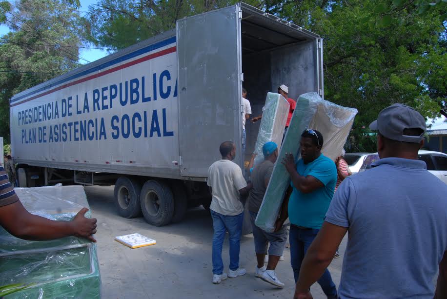 Llegan electrodomésticos y alimentos a zonas inundadas en Vicente Noble visitadas por el presidente Medina