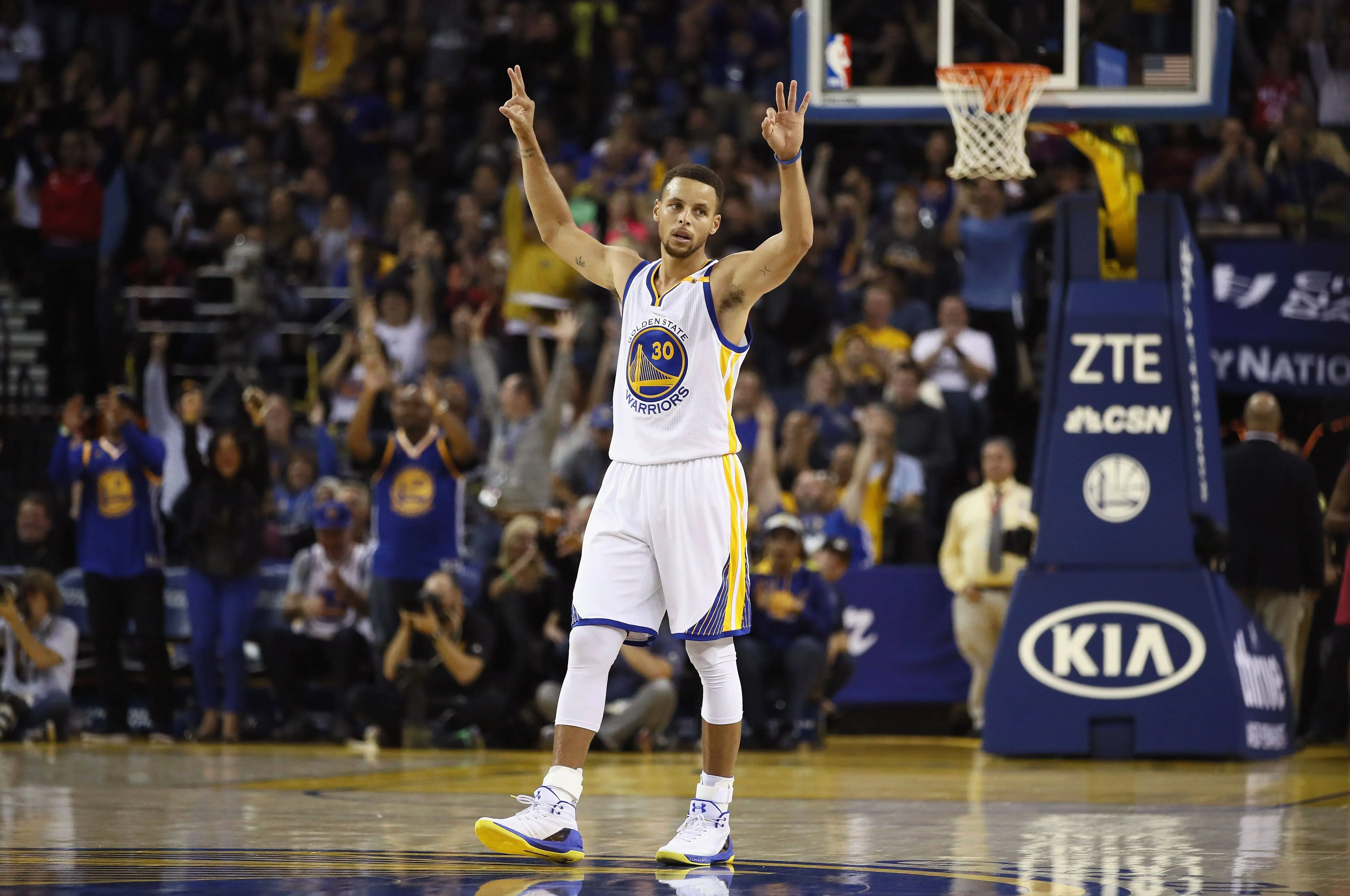 Stephen Curry bate récord con 13 triples, Warriors ganan a Pelicans