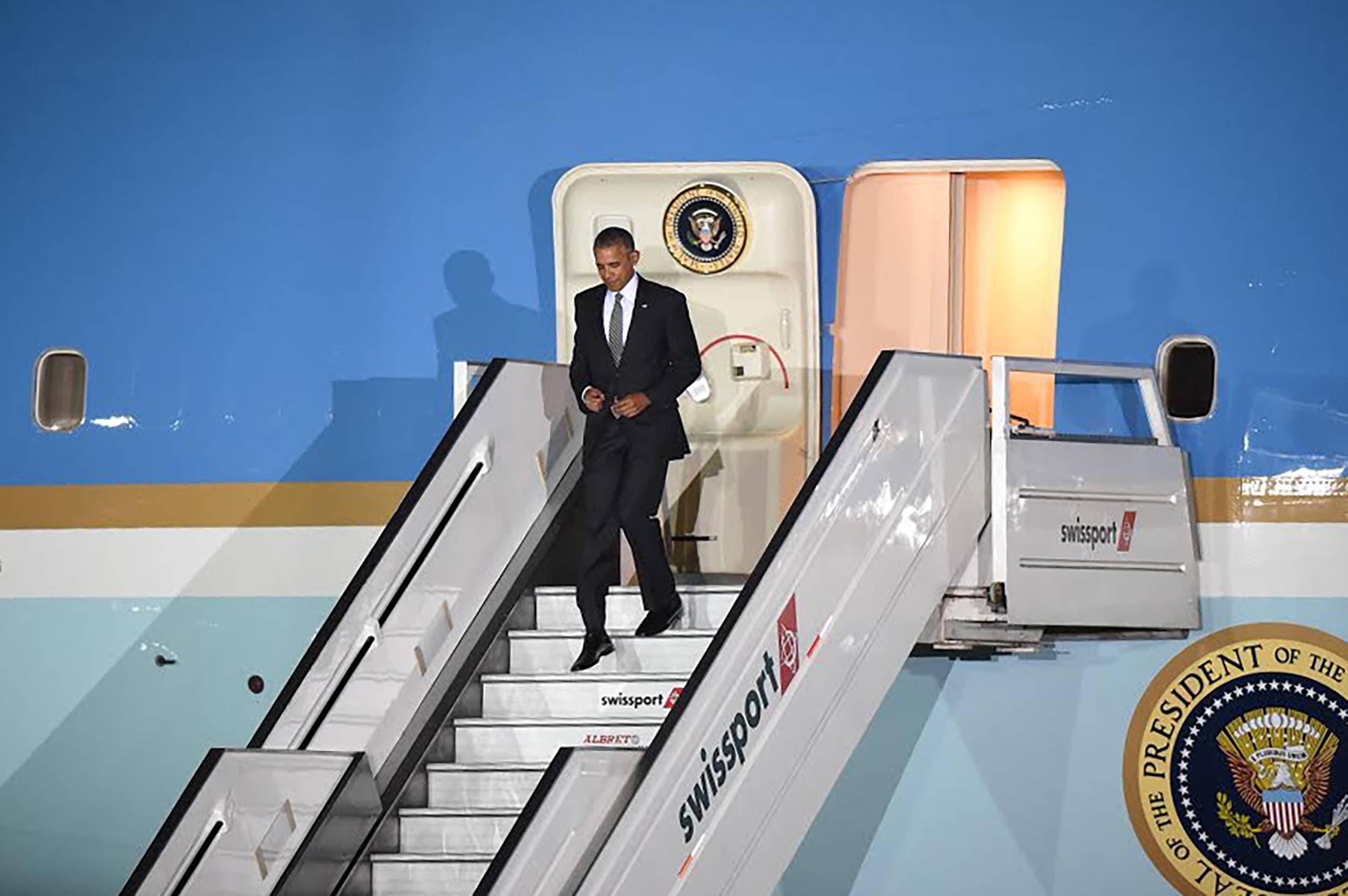 Barack Obama llega a Perú para participar en su última cumbre del APEC